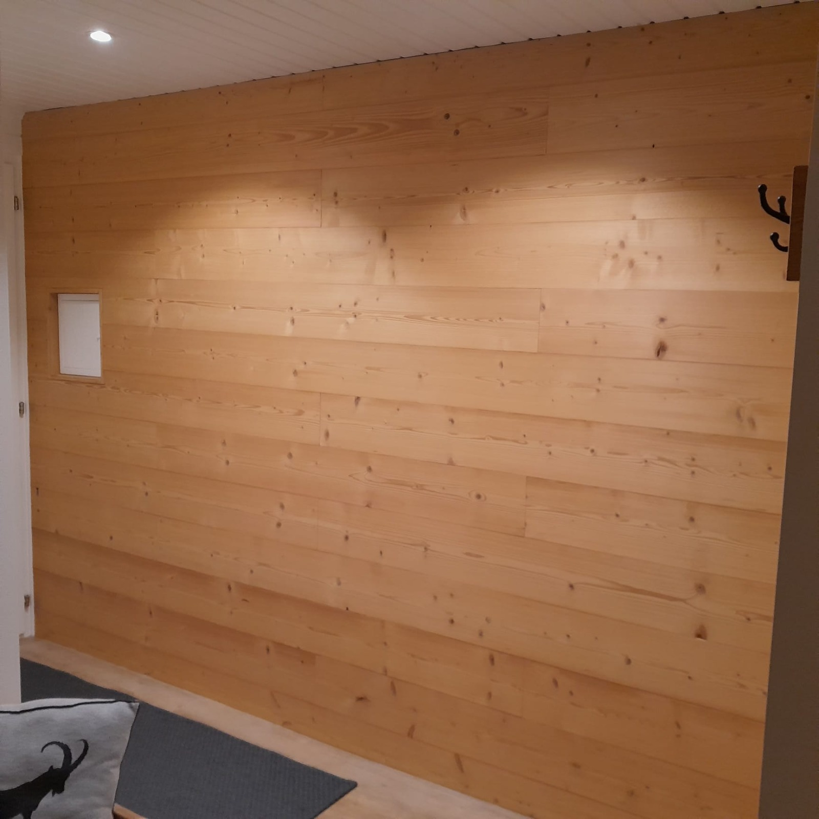 Paroi intérieure habillée de lames de bois