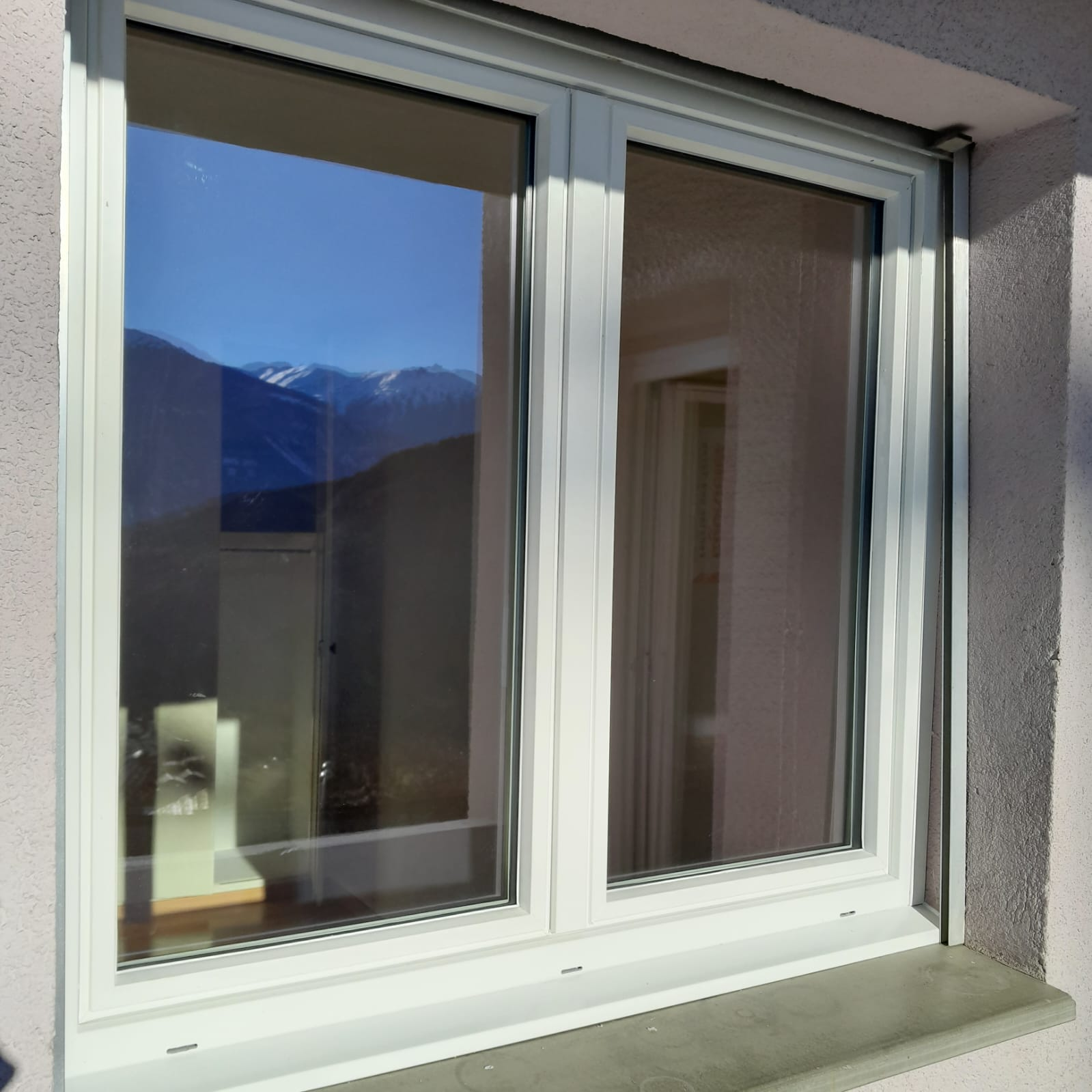 Fenêtre blanche sur mesure avec vue sur les montagnes