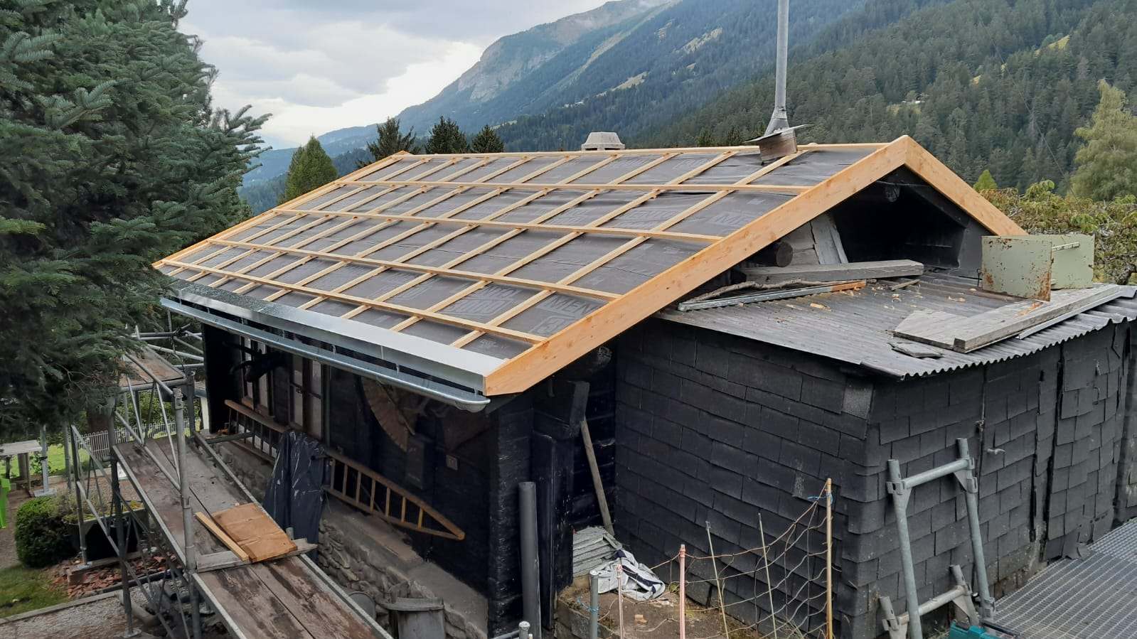 Charpente et toiture de chalet en cours de rénovation