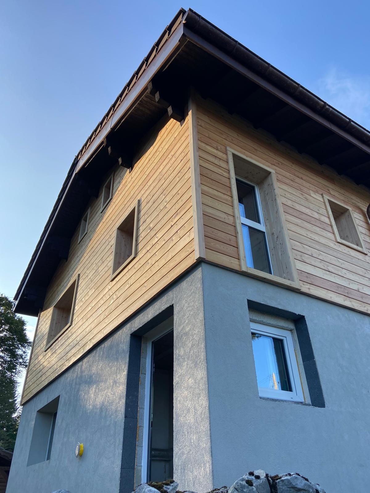 Façade de chalet habillée d'un bardage en bois naturel