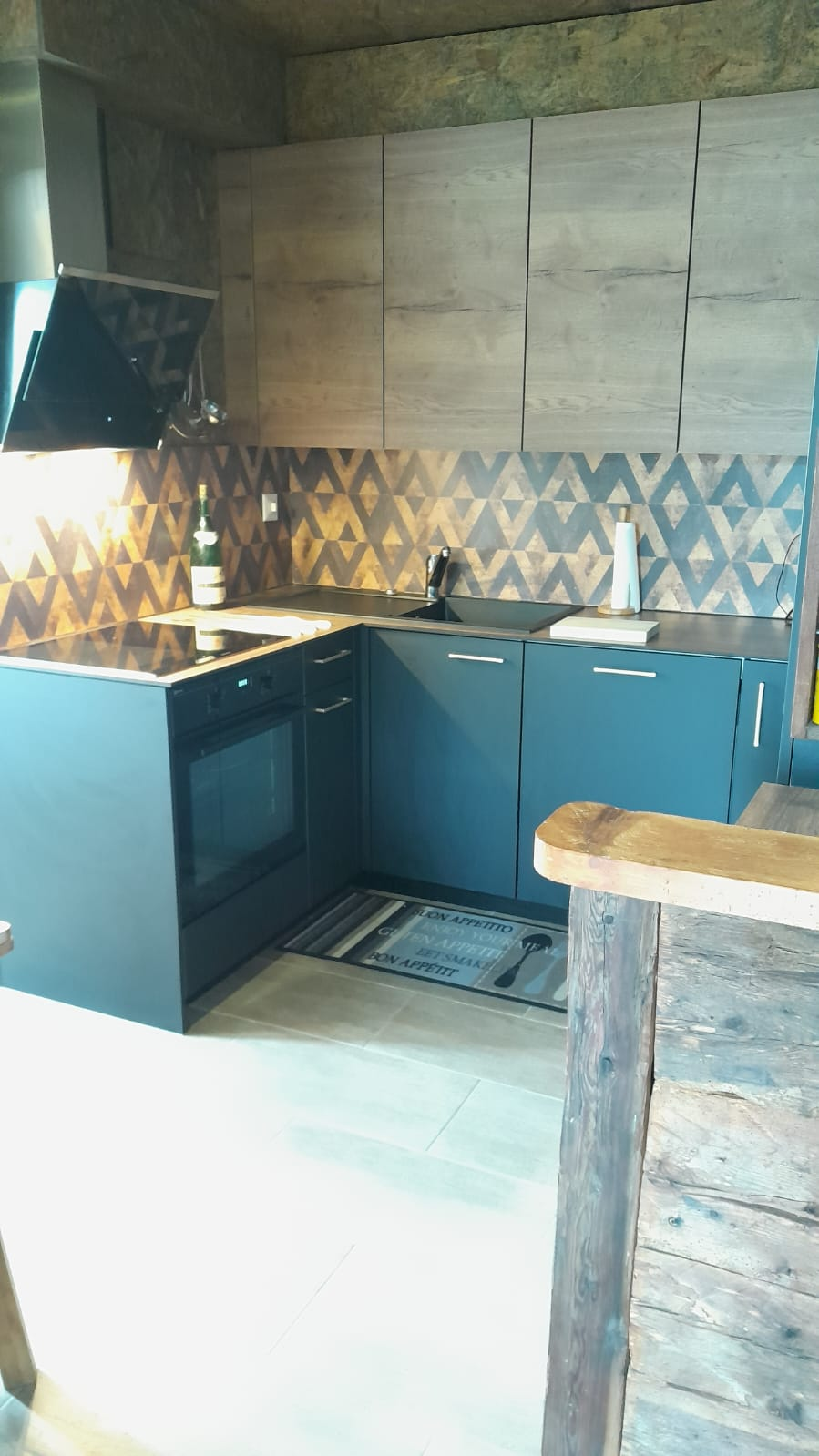 Cuisine sur mesure bleue et bois réalisée par Mobilbois