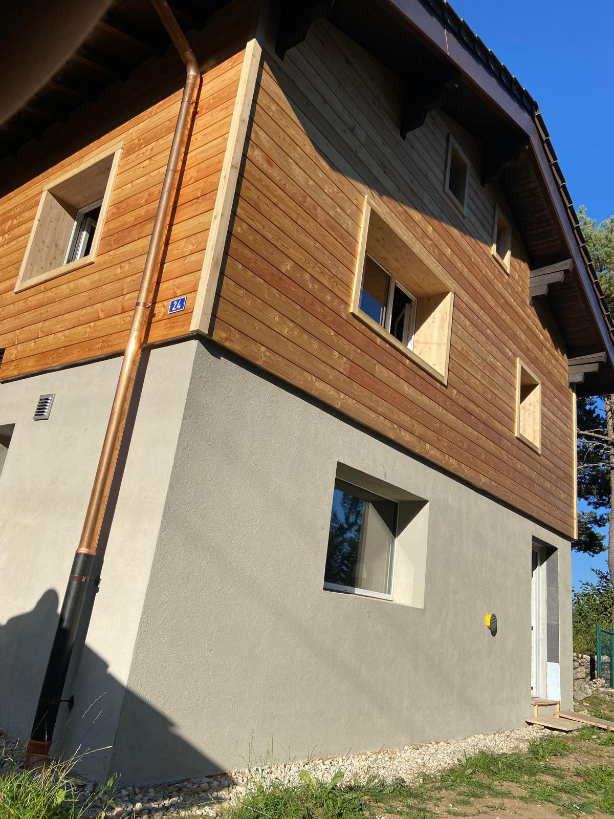Façade de maison habillée de bois par Mobilbois